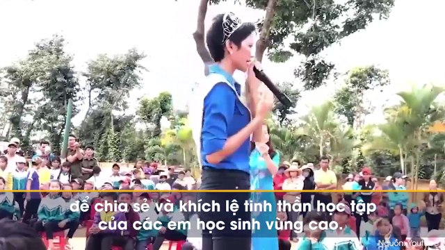 Hoa hậu H'Hen Niê bật khóc, nhắc đến Sơn Tùng như một thần tượng nên hướng theo