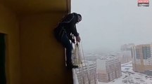 Un homme saute en parachute du haut d'un balcon d'immeuble (vidéo)