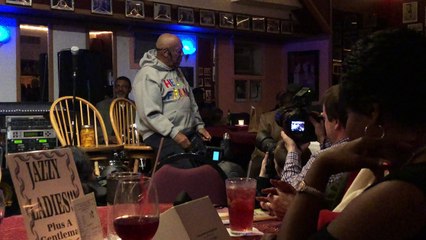 Bill Cosby sube al escenario por primera vez tras su juicio