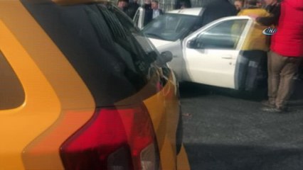 Şişli'de kontrolden çıkan çöp kamyonu otomobile çarptı