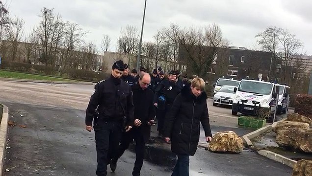 Les policiers arrivent à la prison de Nancy-Maxéville
