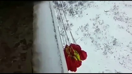 Il fait un saut en parachute… en sautant du balcon de son immeuble !