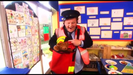 Gigglebiz Postie sets out to deliver an important letter but ends up at a school sports day