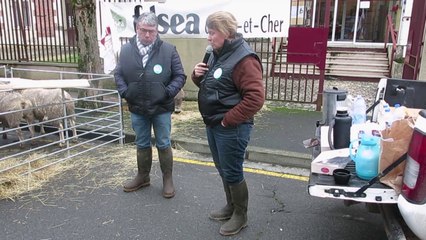VIDEO. Les agriculteurs manifestent devant la sous-préfecture de Romorantin