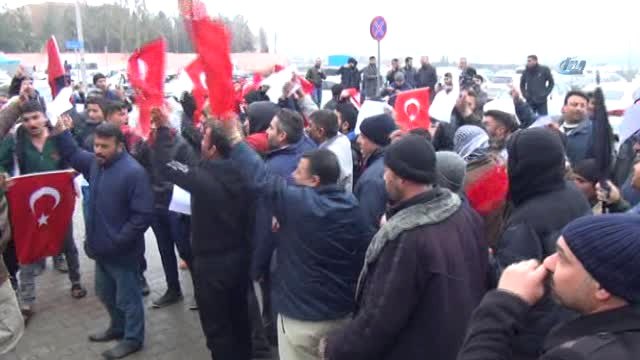 Suriyeli Mülteciler Afrin'de Savaşmak İçin Askerlik Şubesine Başvurdu