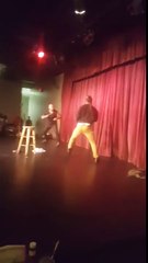 Humorista atacado em palco por homem que não gostou de uma piada