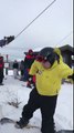 Homem morre de rir ao ver os amigos a fazer snowboard pela 1º vez