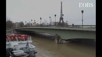 Crue de la Seine à Paris : le "zouave" a de l'eau aux genoux