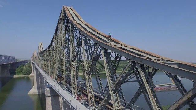 Ce cycliste incroyable grimpe un pont à 20 mètres de haut ! Vidéo bluffante