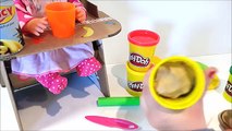 La bebé come pizza y patatas fritas de Play-Doh en la Trona de NENUCO Eco Play