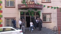 Diyarbakır Dbp Binasında Polis Arama Yaptı, Çok Sayıda Postar ve Afişe El Konuldu