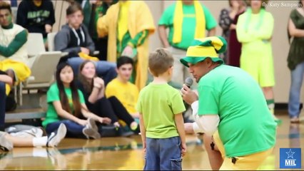 Soldier Dad Gives Son a Homecoming Surprise At School