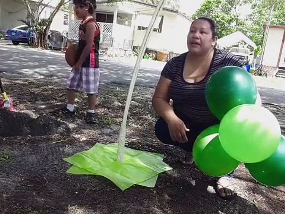 Como hacer un arco con flores de globos de corazón