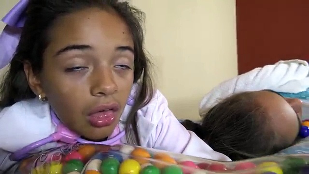 DOC MCSTUFFINS GIVES FROZEN ELSA SURGERY WITH HULK HANDS - Gumballs Coke Sarah Sophia Toys To See