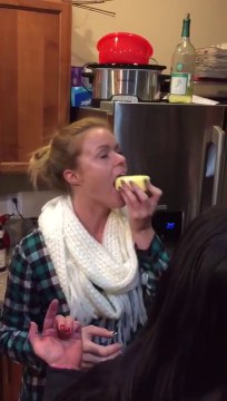 Elle avale une motte de beurre en entier!