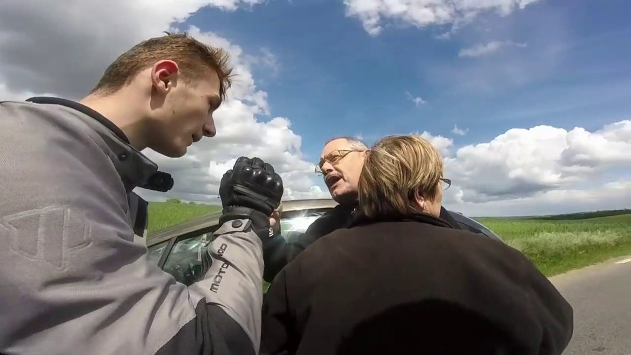 La femme de cet automobiliste part en crise de nerf en plein road rage avec des motards