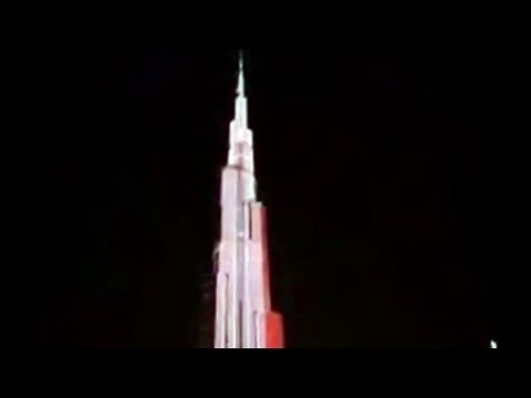 برج خليفة يتلون بألوان العلم المصري احتفالا بتأهل مصر إلى كأس العالم