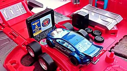 Video CAMIÓN RAYO McQueen CARS Mack Truck juguetes para niños. Lightning Toys Disney Pixar kids