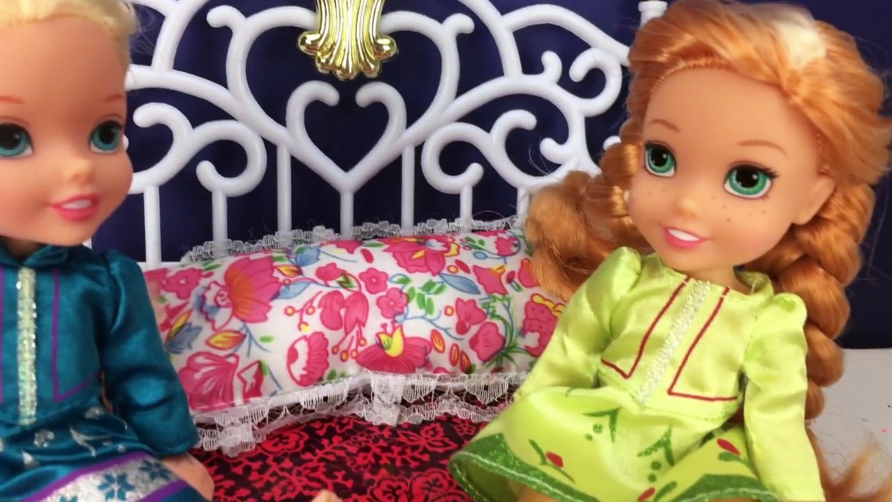 Frozen Elsa and Anna Toddlers Help My Little Pony Give Birth! Plus more in 4K!