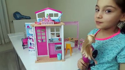 Barbie Uyanmak İstemeyen Çocuğunu Zar Zor Okula Götürüyor | Evcilik Oynuyorum