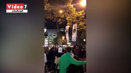 الجالية المصرية بباريس تهتف فرحاً بصعود المنتخب لكأس العالم: "تحيا مصر"