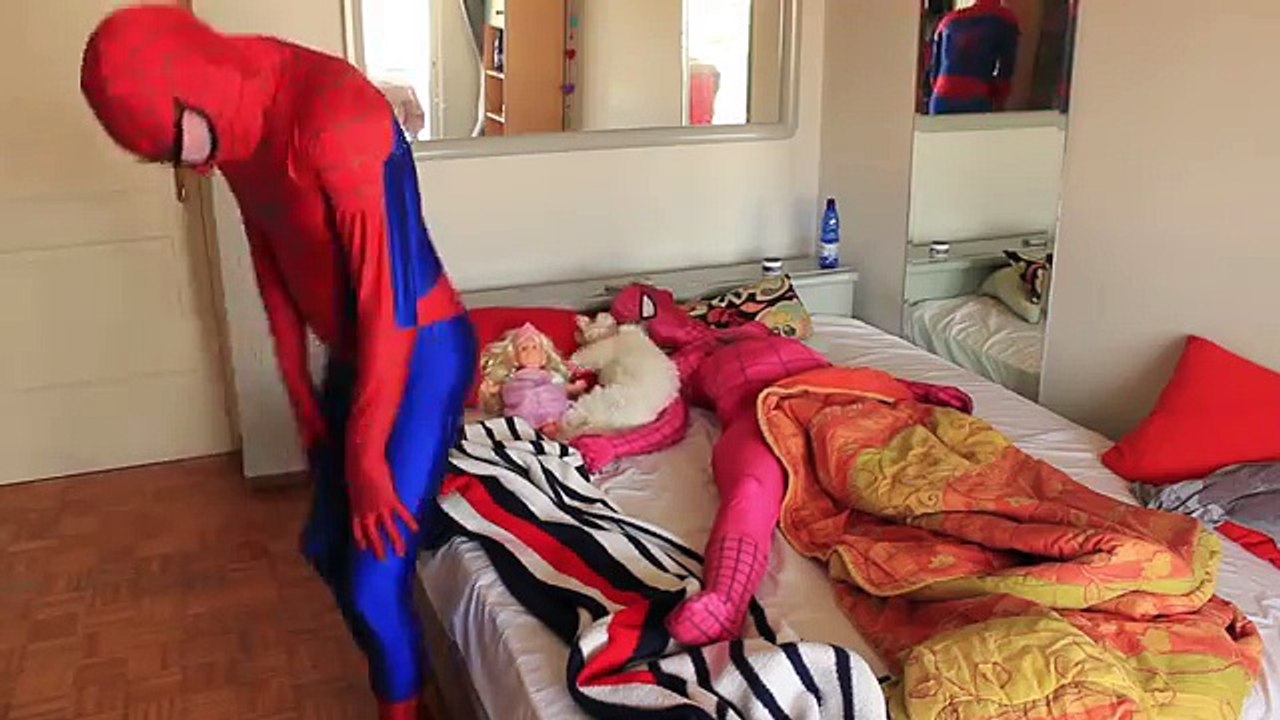 Frozen Elsa Hair Gets Cut By SCARY KILLER CLOWN! w/ Spiderman, Pregnant Pink Spidergirl & Ball Pit