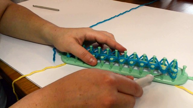 Comment faire une echarpe au tricotin long double niveau debutant.