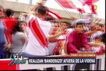 'Banderazo' de los hinchas de Perú en los exteriores de la Videna