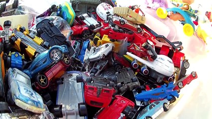 HOT WHEELS HUNTING IN A LOOSE BIN AT THE FLEA MARKET