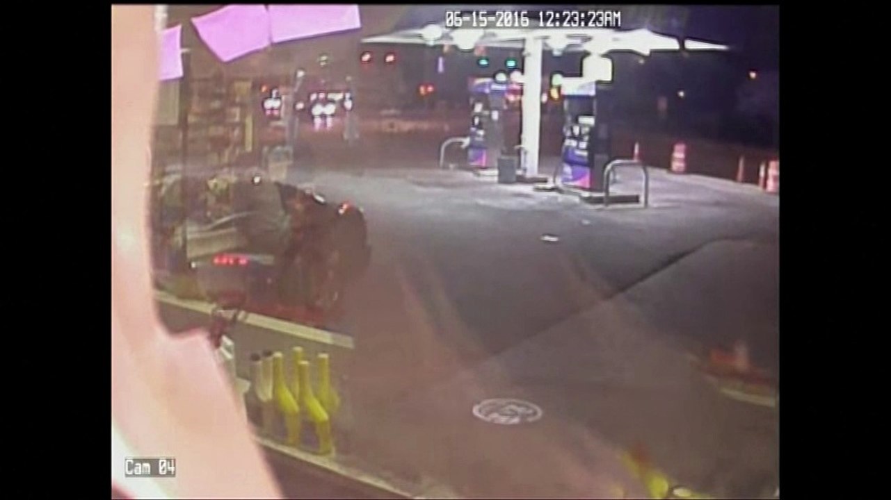 Un homme brûle dans l'explosion de sa voiture dans une station essence à NY