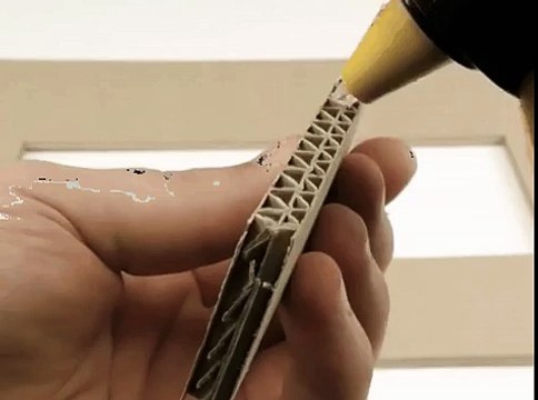 Construction d 'un LEGO géant en carton