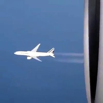 Two B777 get closer - American Airlines B777 & Air France B777