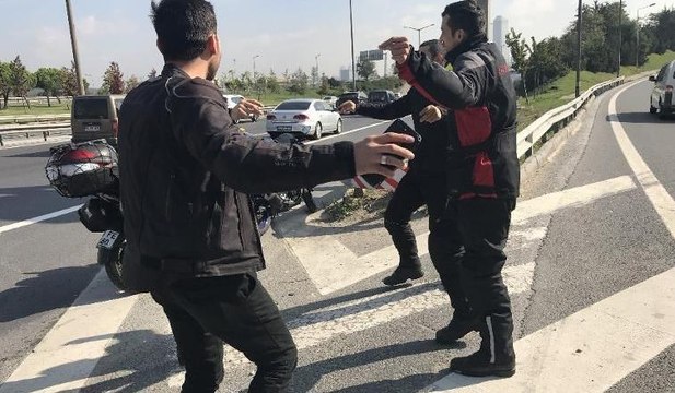 Şarkıyı duyunca motordan inip göbek attılar