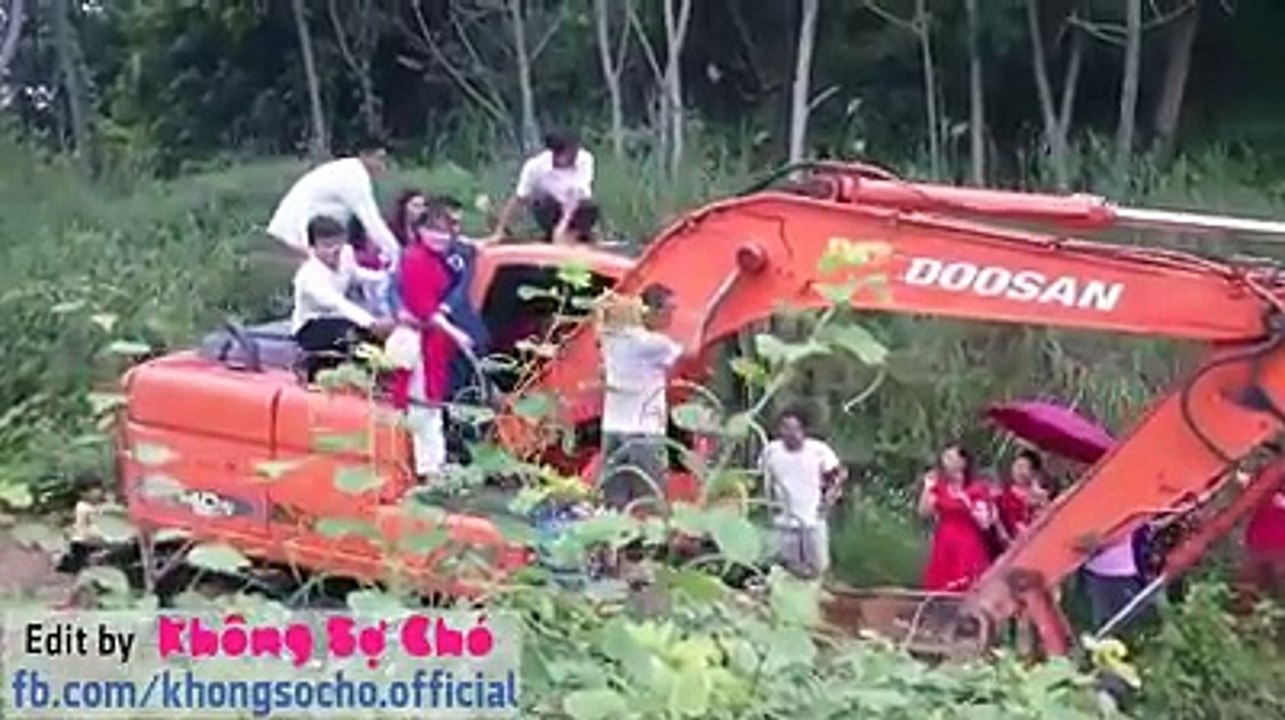 Rước dâu bằng máy xúc