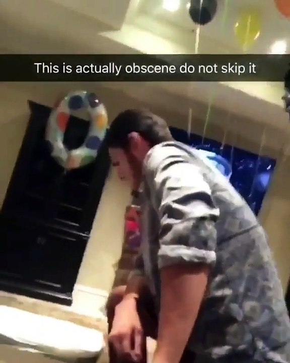 Encore plus moche qu'un exorcisme... Ce gars a beaucoup trop bu!