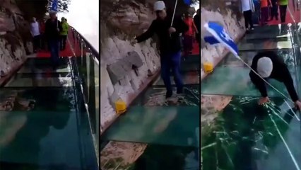 Un homme a eu la peur de sa vie sur un pont suspendu.. vous comprendez pourquoi !