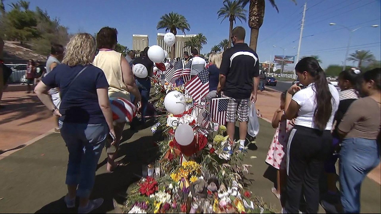 Las Vegas memorial: Mourners pay tribute to 58...