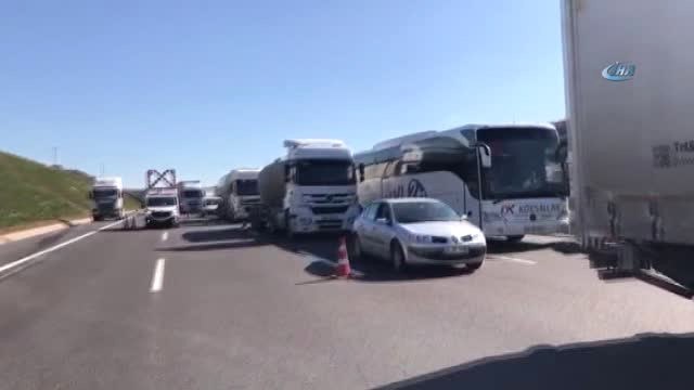 Kuzey Marmara Otoyolu Uskumruköy Mevkii'nde Bir Tır Devrildi.