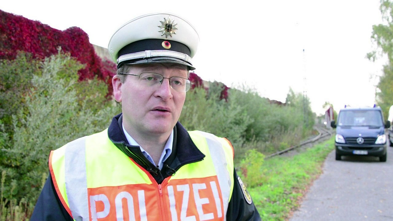 Flucht nach Deutschland - versteckt unter einem Güterzug