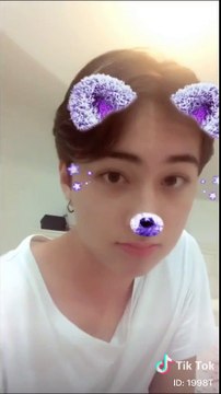 Anh trai của cậu bé mặc áo xanh trong clip đổi rau lấy thịt khiến chị em mê mẩn vì quá đẹp trai