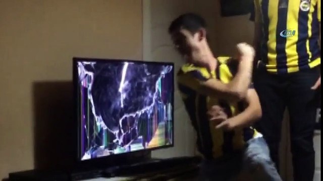 Derbi Maçında Televizyon Parçalayan Taraftara Fenerbahçeli Oyuncudan Yeni Televizyon