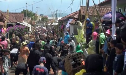 Warga Perang Tomat untuk Buang Sifat Buruk