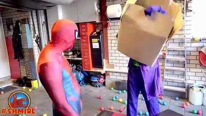 Video herunterladen: Spiderman vs Joker COLORED BALLS! Box Prank w/ Joker Pool Party & Frozen Elsa - Amazing Superheroes