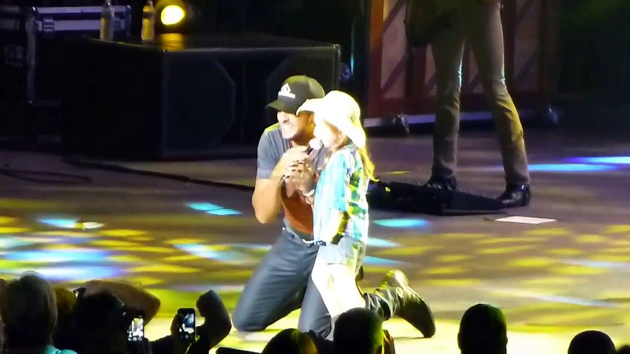 Cette fillette chante sur scène devant des milliers de spectateurs avec le chanteur Luke Bryan !