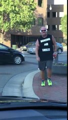 Ce type danse pour donner du bonheur !! C'est écrit sur son T-Shirt !