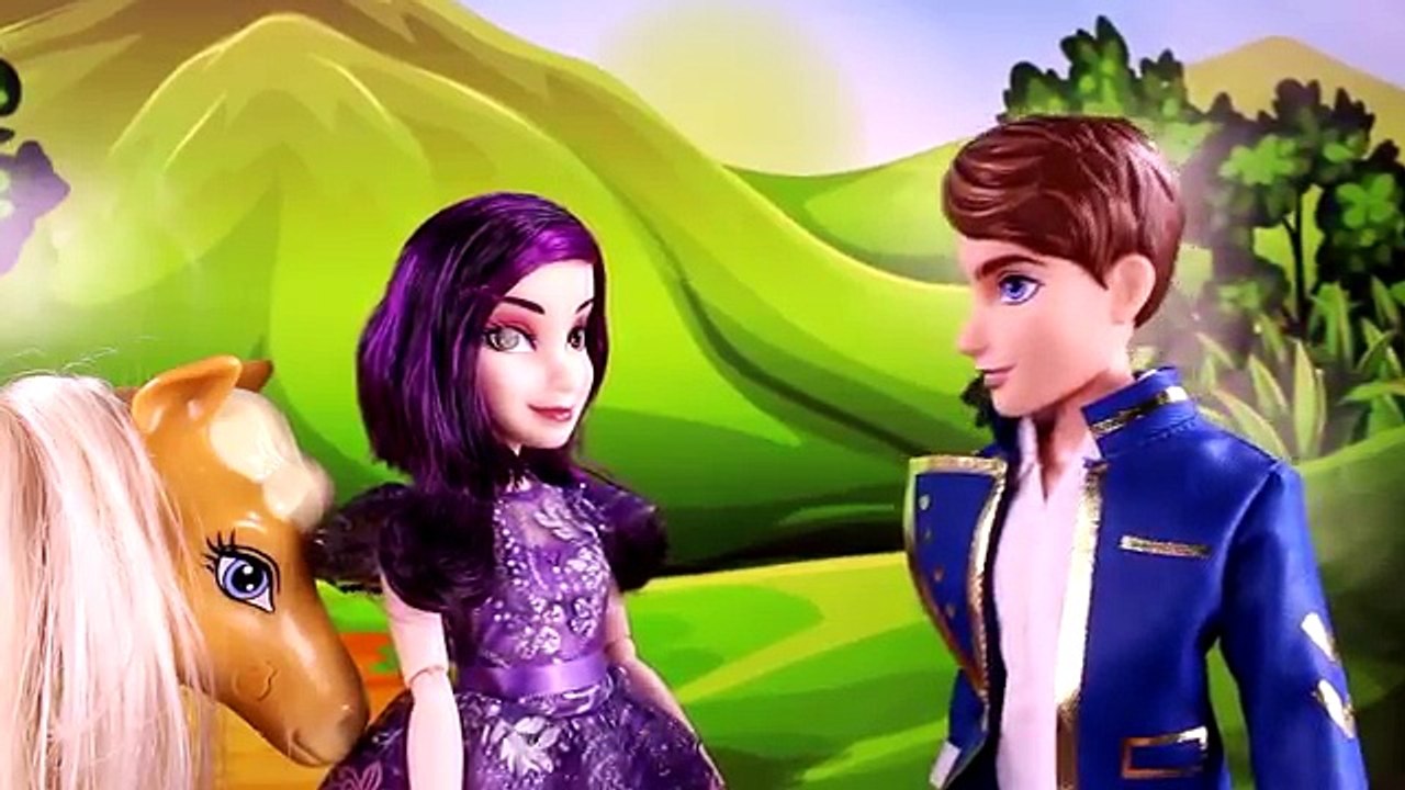 Descendants Mal & Bens First Kiss ❤ With Frozen Elsa & Anna, Descendants Evie, Audrey, Jay & Carlos