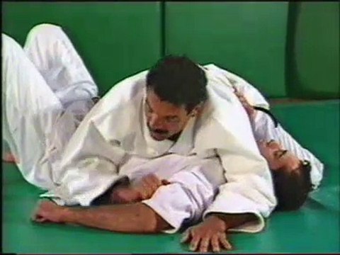 Gracie Jiu-Jitsu Intermediate Vol. 3 - Offense And Defense From The Cross Mount Position