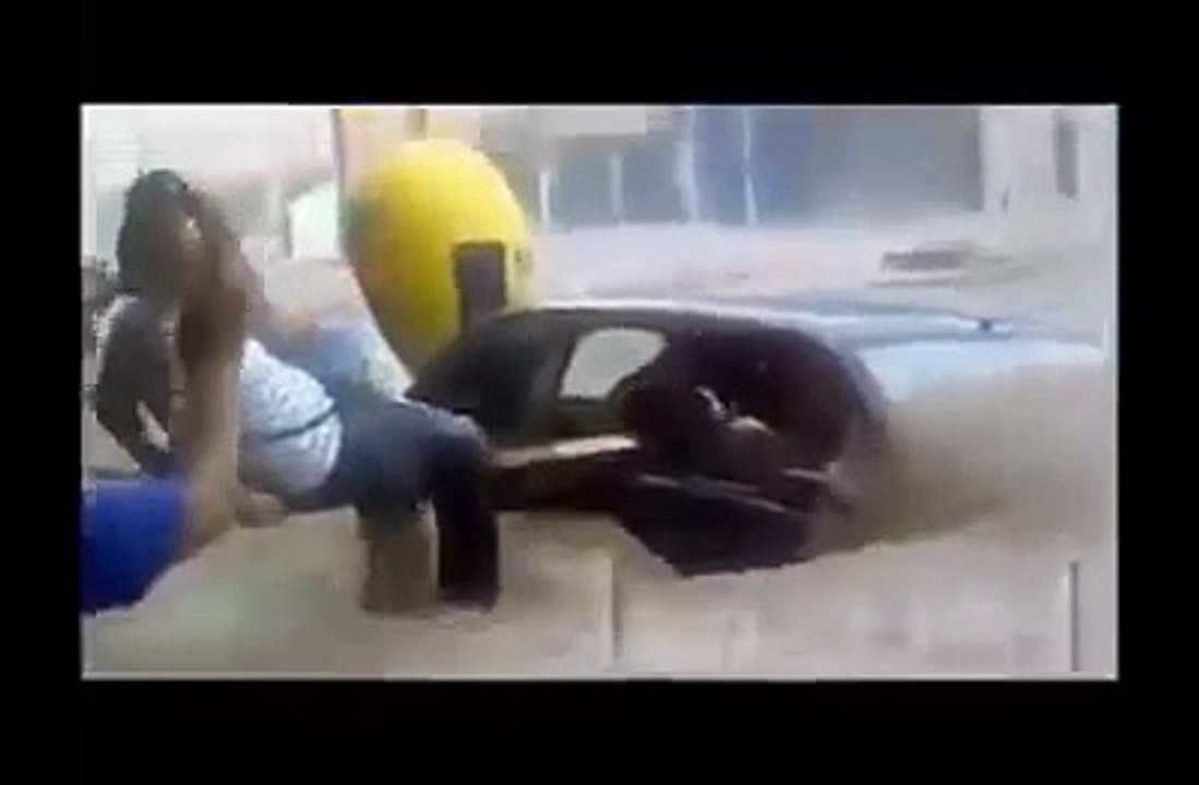 اس بہادر آدمی کو دیکھیں جس نے اپنی جان پر کھیل کر کتنوں کی زندگیاں بچا لیں