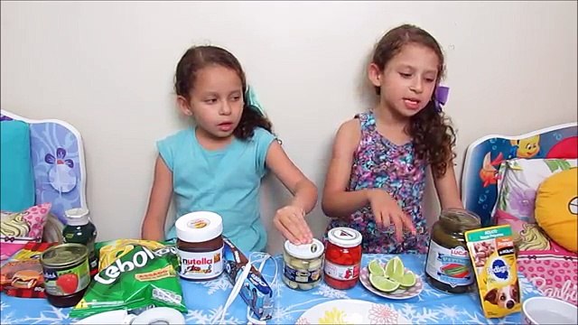 DESAFIO DO TROCA - COMEMOS COMIDA DE CACHORRO!!! MUITO ENGRAÇADO! com Gika e Feka - Bia e Bia