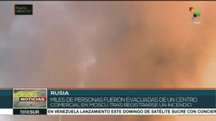 Evacúan a miles de personas por incendio en centro comercial en Moscú